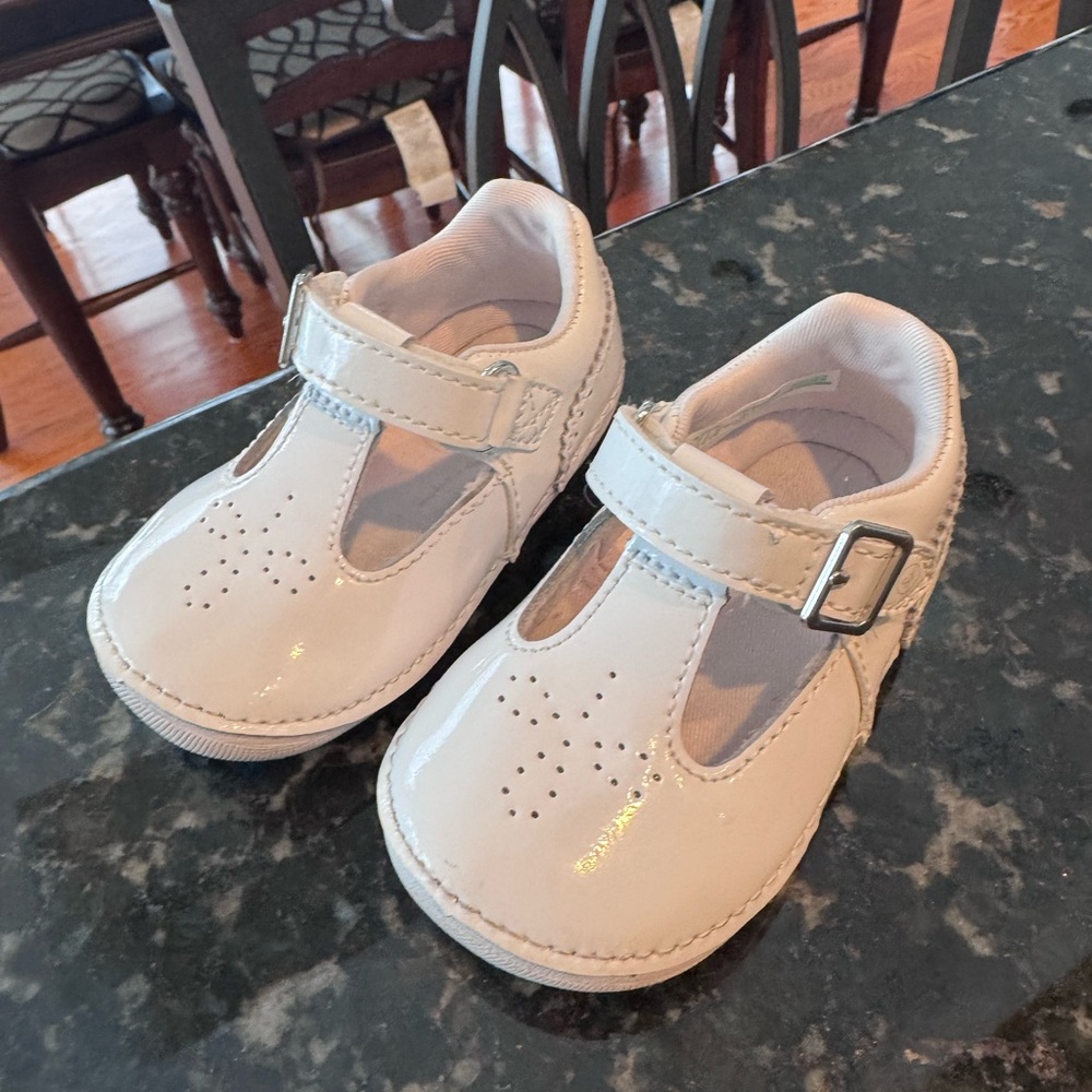 Used Stride rite baby/toddler girls shoes size 4.5W